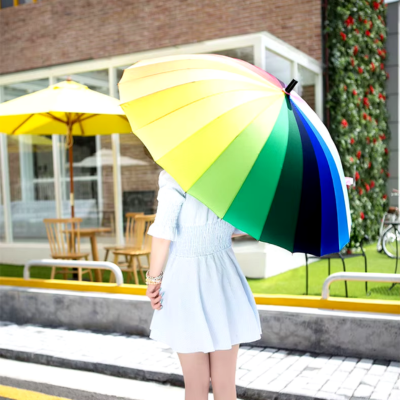 parapluie-femme-arc-en-ciel